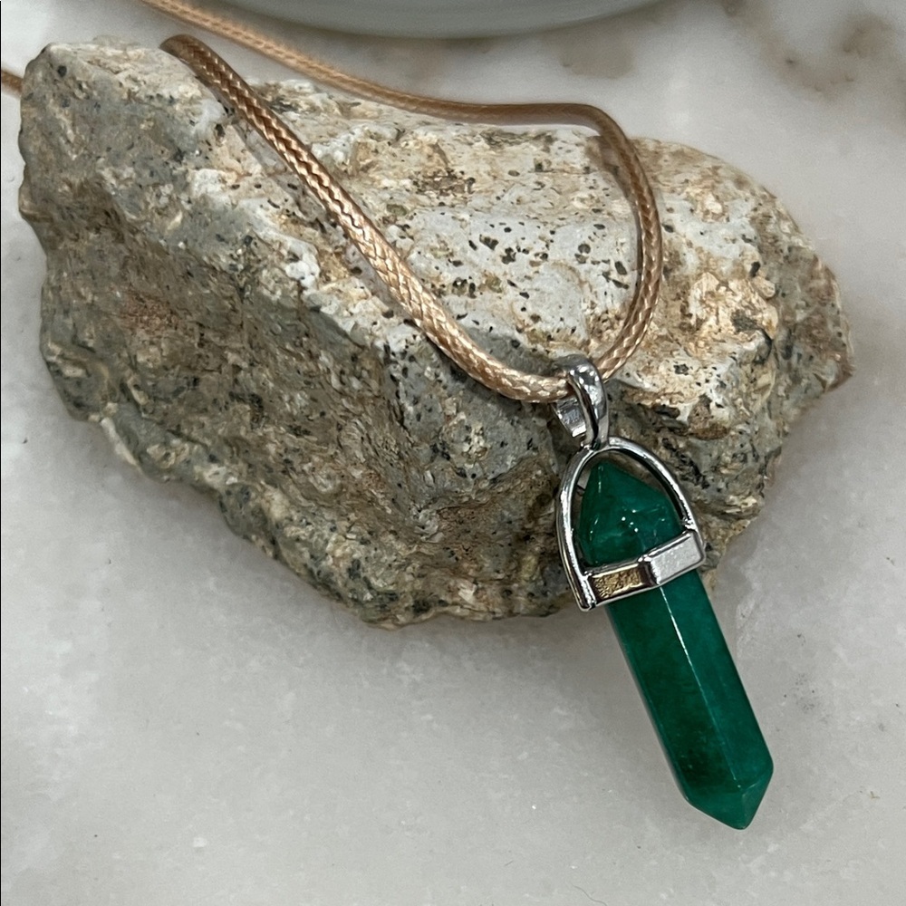 Chic Green Chalcedony Crystal Necklace with Silver Accents